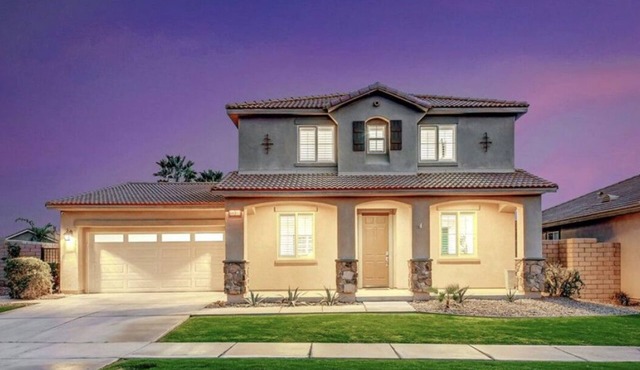 Palm Delight: Spacious 5-bedroom house with WiFi, EV charger in enjoyable Indio in Indio