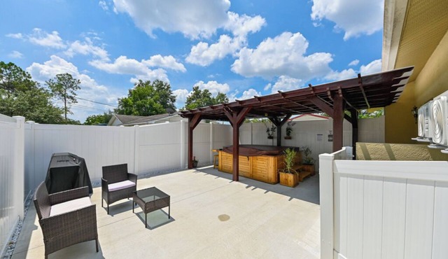 Paradise in Brandon with luxurious 6 person jacuzzi.