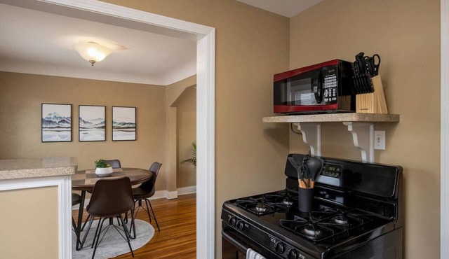 Parkside 1BR: Spacious, Quiet, Covered Parking