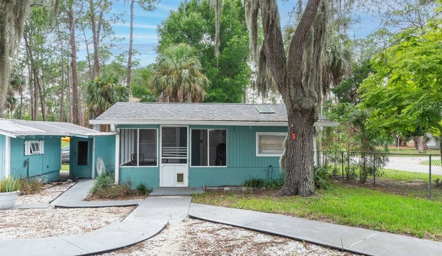 Peaceful 2-bedroom Bungalow in Weeki Wachee. Steps to sunset, sunrise, & fishing