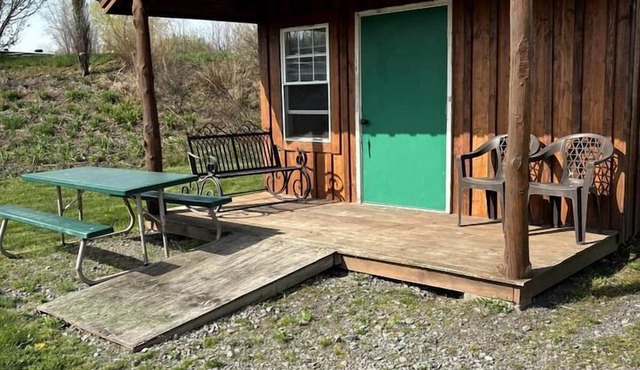 Peaceful Cabin Retreat with Picnic Table & Nature Views in Macedon, New York