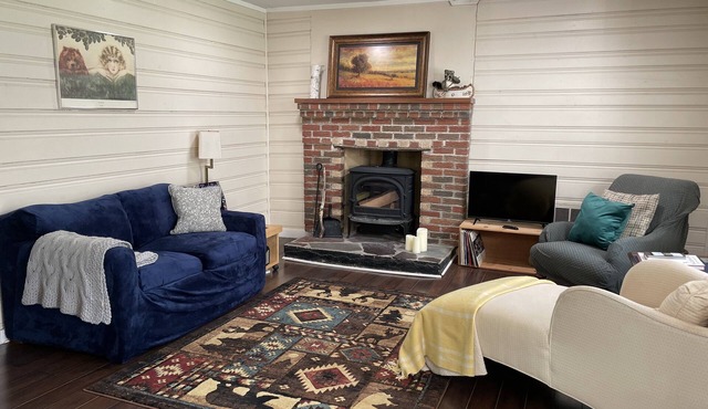 Peaceful Cottage with Mountain Views