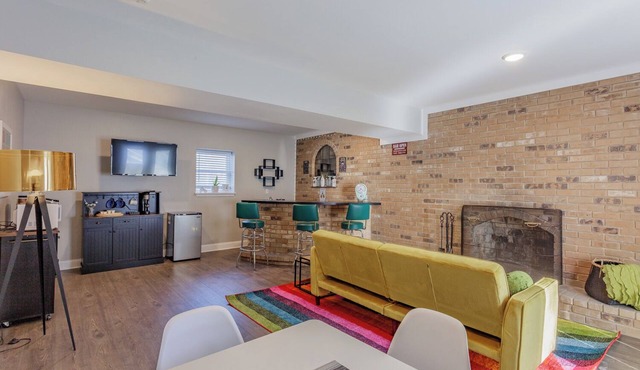 Peaceful guest suite just 15 mins from downtown!