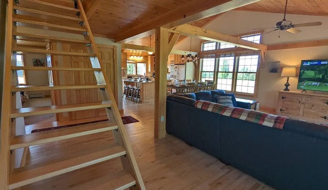 Peaceful, Spacious Lodge with Golf & Sunset Views