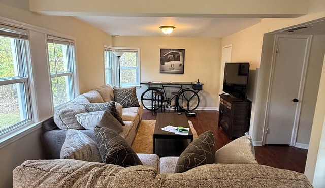 Perfect 2-bedroom house with lake views and sunsets. Short walk to Driftwood Pub