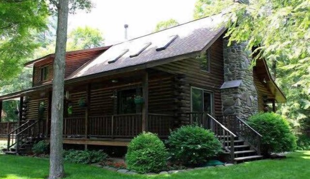 Perfect dream log house on creek with waterfalls, shorter stay for friends