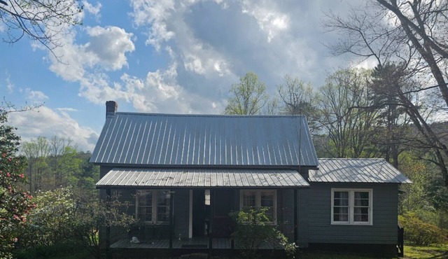 Perfect Weekend Get Away Retreat- Mountain Views.