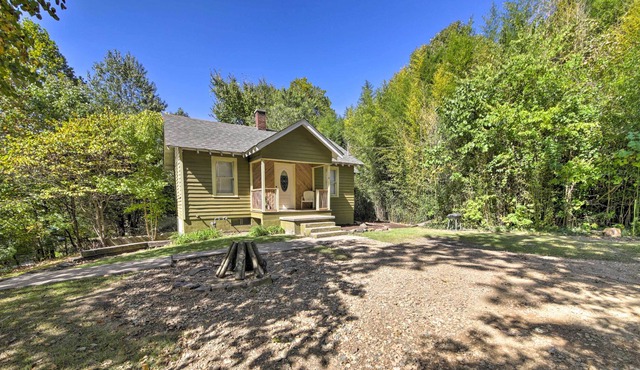 Pet-Friendly Cottage w/ Fire Pit - 3 Mi to SIU!