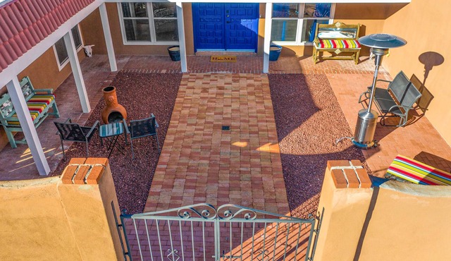 Pet-friendly house 35 minutes from ABQ airport; 45 minutes to Santa Fe; Artsy