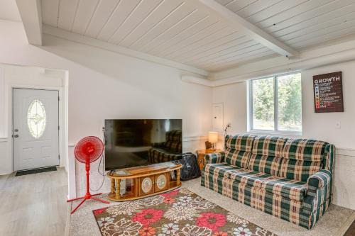 Pet-Friendly Retreat: Over 3 Acres in Baldwin!