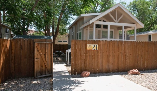 Pet-Friendly Tiny Home Near Arches | Sleeps 6 | Fenced Yard | Sunset Mesa