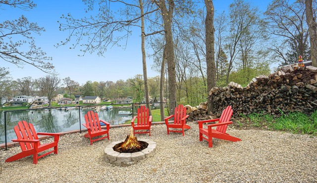 Pine Lake Overlook- Lakeside house, hot tub w/a view! Pontoon rental options!