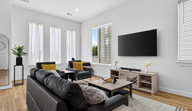 Play, work, relax, repeat: a sleek 3Bd/3.5Ba retreat near Houston’s top hubs.” in Houston