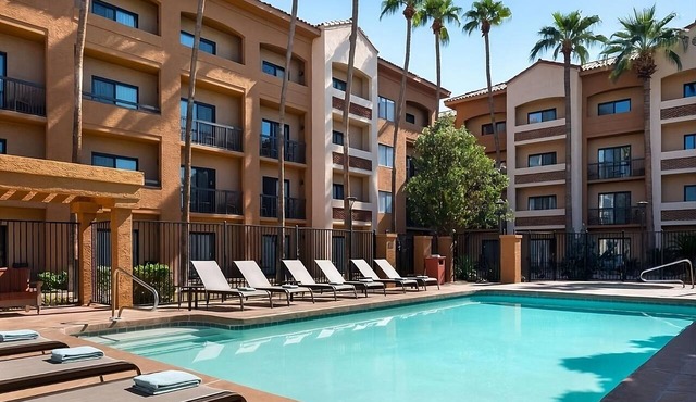 Pleasant Stay, Convenient Location! w/Pool, Short Drive to Wrigley Mansion