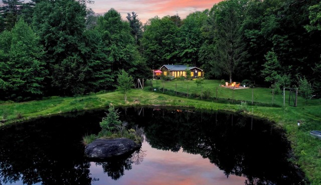 Pondview Cabin: King Bed, Hot tub, Private Acres, Amazing Views