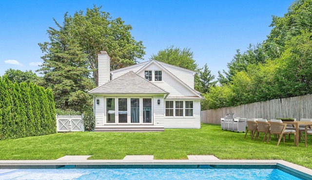 Pool/5 min walk to Beach/Restaurants/Museums- Village House w/backyard
