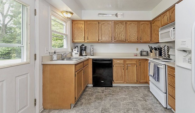 Pool Table, 5 Queen beds, Large Groups, 2min->MSU