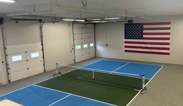 Pristine, 5000 sq ft waterfront Resort with Indoor Pickleball and boat rental!