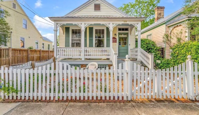 Private 1880s Downtown Cottage Walk Everywhere!