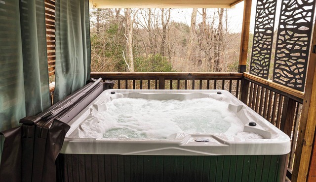 Private 3 Bed Lodge, Hot Tub, 1 mile from Blue Ridge Highway, Giant Jenga