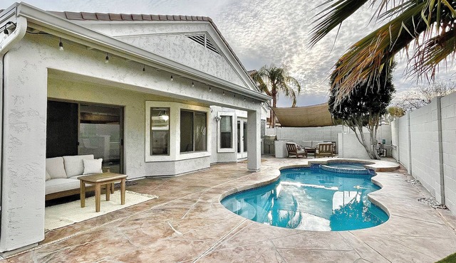 Private and Charming Vacation Home near Downton Gilbert - Pool/hot tub/fireplace