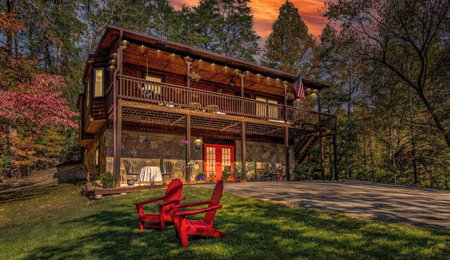 Private and Spacious Cabin with Hot Tub, Pool Table and Arcade