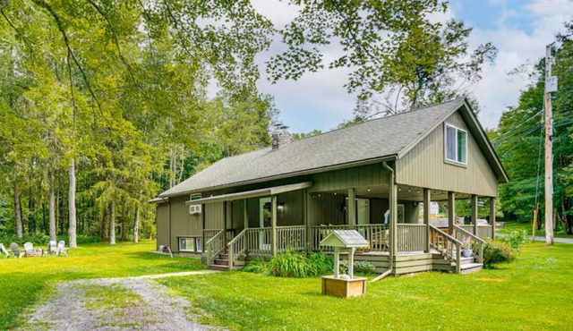 Private Cottage Close to Shopping, Skiing, Swimming, Hiking, Biking and Dining.