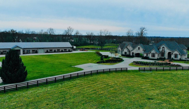 Private Country Estate: 16 miles to Keeneland, 13 to KY Horse Park.