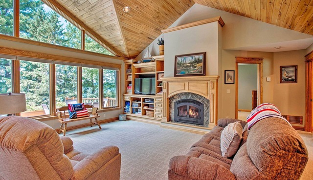 Private Family Retreat on Middle Eau Claire Lake!