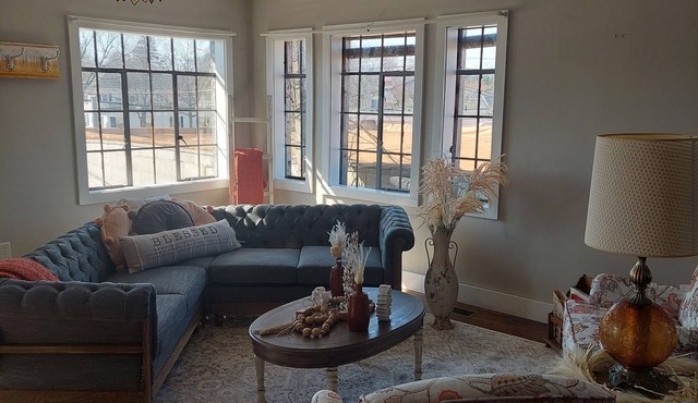 Private Historic Downtown Holly Apartment