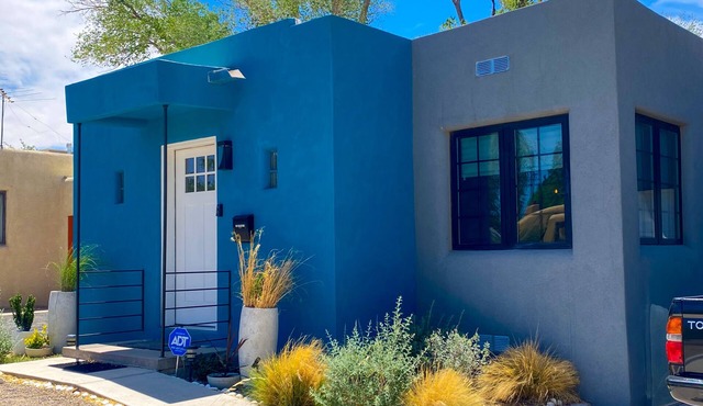Private house in a safe area, close to Nob Hill, UNM, Airport, Netflix, and KAFB