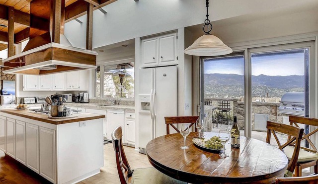 Private Luxury Mira Vista Retreat | City View, Hot Tub, Garden