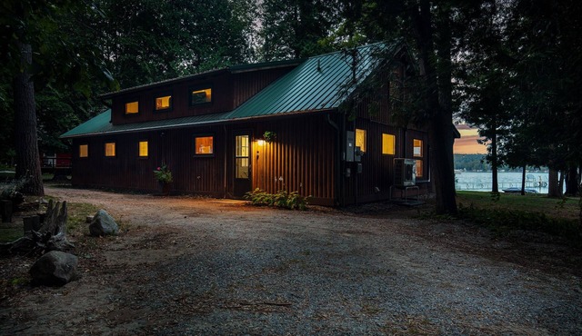 Private Sandy Beach, Dock, Kayaks, Canoe & Paddleboat | Sleeps 12 | Dog Friendly
