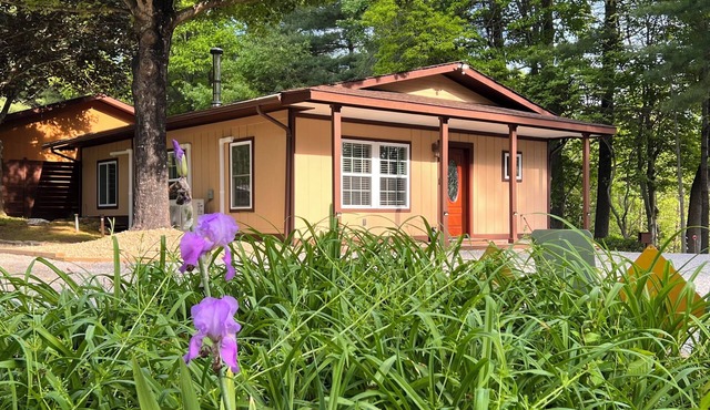 Private, secure and serene getaway at Oak Grove Cottage!