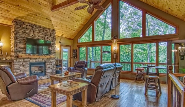 Private, spacious cabin with wrap-around deck, chef's kitchen, fireplace, & AC in Hayward