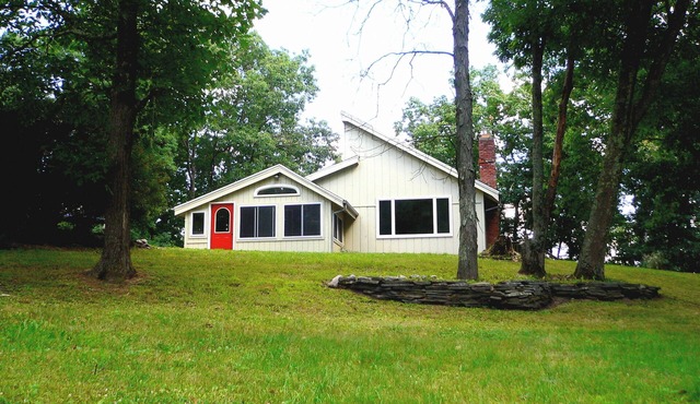 Private Woodstock/Saugerties 2BR w/Hot Tub, Fireplace and Pet Friendly