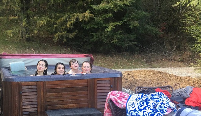 "PURA VIDA” with HOT TUB! 5 minutes from Downtown Brevard !
