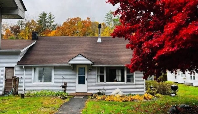 Quaint Cottage w/Peloton & Sauna near Hiking