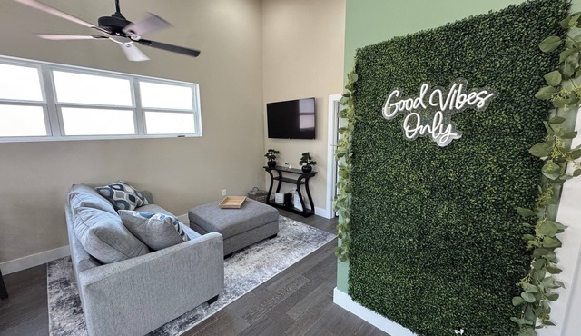 Quiet 1BR- 5 mins away from Aquarium