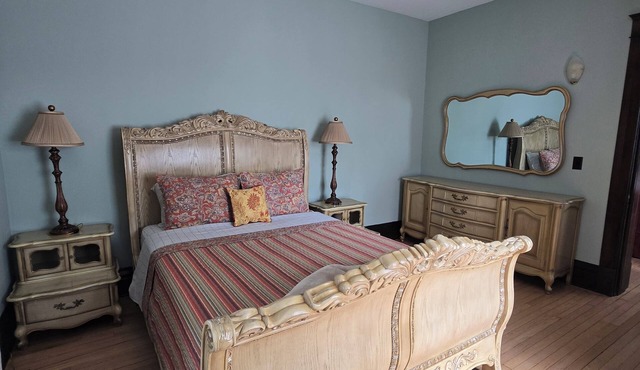 Quiet, Bright, and Spacious Apartment in Historic District.