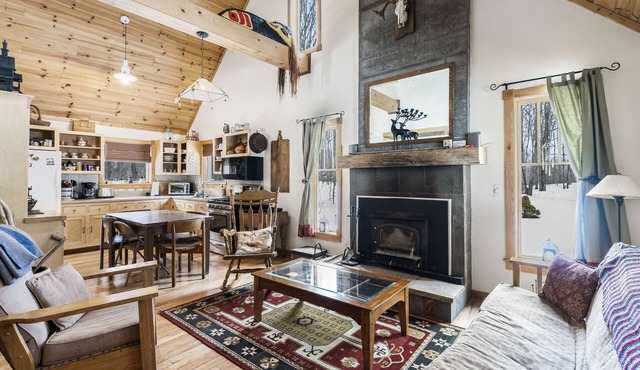 Quiet Cabin in the Woods - Secluded Yet Close to It All