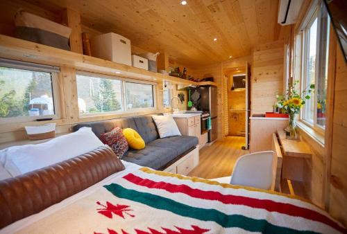 Rainbow TinyHome W View & Hot Tub near Hot Springs