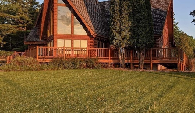 Rapid River Rustic Lodge, with plenty of space!