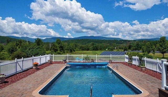 Recently Renovated Mountain Home close to Ski Mountains of Hunter and.