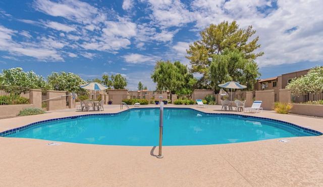 Refreshing 4 Bedroom Townhome in Scottsdale!