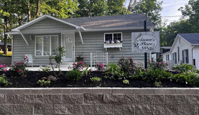 Relax & Unwind at Anna's Place! Stylish interior, gardens + a beautiful patio.
