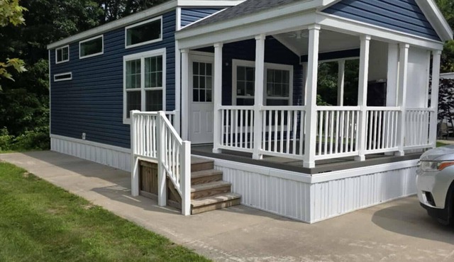 Relaxing 1Bed/1Bath + Loft For Extra Sleeping & Porch – Sun Retreats Campground