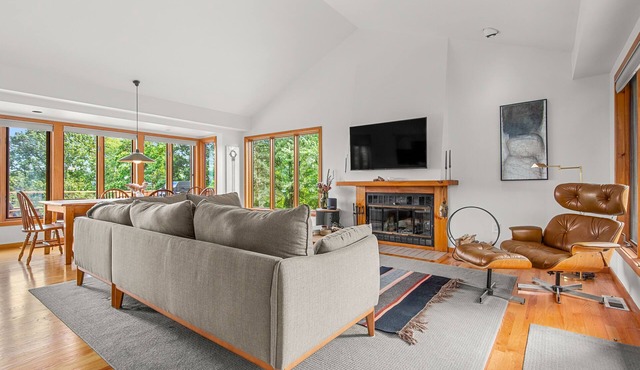 Relaxing Catskill Escape, Mountain Views Hot Tub Fire Pit Heated Pool