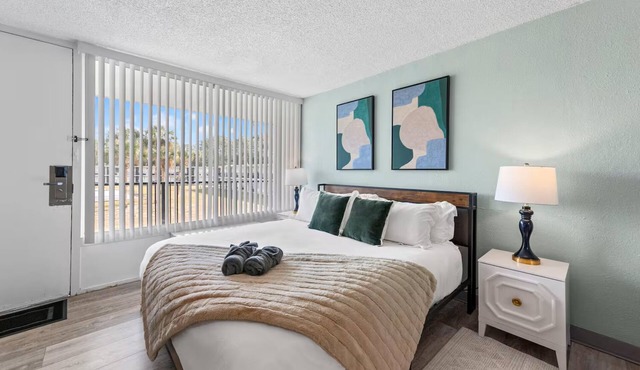 Relaxing King Studio 5 Min from Zoo & Downtown