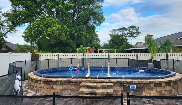 Relaxing pool in Jacksonville, FL. 3 Bedroom 3 bathrooms , wifi & free parking.